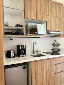 クルス・デ・ウアナカストレにあるzantamar ixchelのキッチン(シンク、冷蔵庫、キャビネット付)