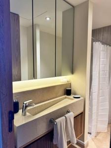 クルス・デ・ウアナカストレにあるzantamar ixchelの洗面台と鏡のあるバスルーム