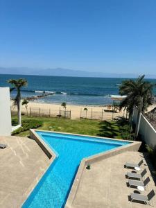 クルス・デ・ウアナカストレにあるzantamar ixchelのビーチを望むスイミングプール