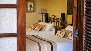 Postel nebo postele na pokoji v ubytování Villa Vicuña Cafayate Boutique Hotel + 71 fotografií
