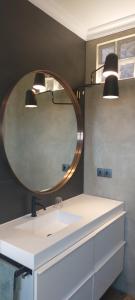un baño con lavabo y espejo en Casa Pura Vida Terraza, en Frigiliana 37 fotos más