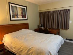 Letto o letti in una camera di Schell Motel