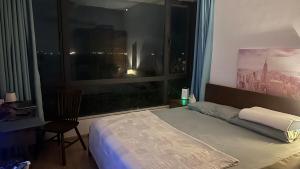 um quarto com uma cama e uma grande janela em Forest City - Starview Bay em Gelang Patah