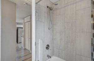 une salle de bain avec une douche avec une porte vitrée dans l'établissement 10 min to Garden of the Gods-5 min to downtown, à Colorado Springs 13 autres photos