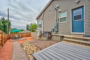 une maison avec une porte bleue et une terrasse dans l'établissement 10 min to Garden of the Gods-5 min to downtown, à Colorado Springs