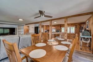 Dapur atau dapur kecil di St Lawrence River Modern Log Home