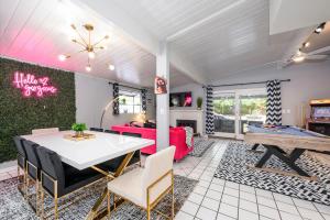 Χώρος καθιστικού στο Vacation 4BR Oasis Near Disney Pool and Arcade