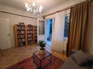 Knihovna v apartmánu