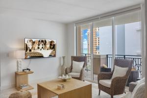 A television and/or entertainment centre at Modern 2 BDR at King David with Ocean View