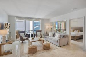A bed or beds in a room at Modern 2 BDR at King David with Ocean View