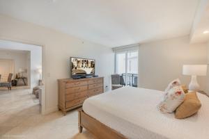 A television and/or entertainment centre at Modern 2 BDR at King David with Ocean View