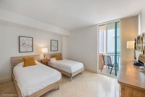 A bed or beds in a room at Modern 2 BDR at King David with Ocean View Még 10 kép