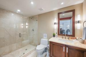 A bathroom at Modern 2 BDR at King David with Ocean View