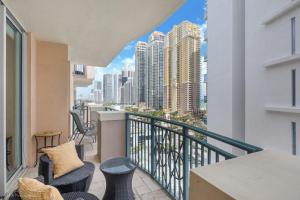 A balcony or terrace at Modern 2 BDR at King David with Ocean View