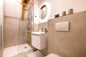 un bagno con doccia, WC e lavandino di Luxury villa with a parking space Kupjak, Gorski kotar - 23067 a Kupjak Altre 8 foto