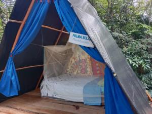 Tienda con cama dentro en Eco Hospedaje Ata Ladrilleros, en Buenaventura