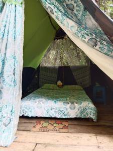Tienda verde y blanca con cama en Eco Hospedaje Ata Ladrilleros, en Buenaventura