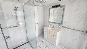 Ένα μπάνιο στο Spinnaker Waters - Entire 2 Bedroom Apartment at Sandstone Point