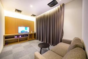 TV a/nebo společenská místnost v ubytování Haeundae The Van Hotel