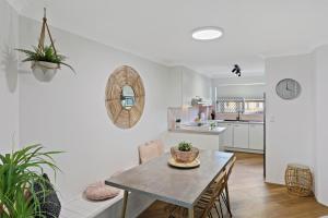 een keuken en eetkamer met een tafel en stoelen bij Le Beach Apartments in Gold Coast