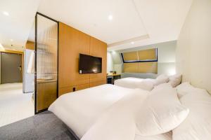 Postel nebo postele na pokoji v ubytování Haeundae The Van Hotel