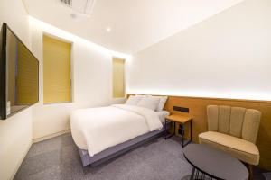 Postel nebo postele na pokoji v ubytování Haeundae The Van Hotel