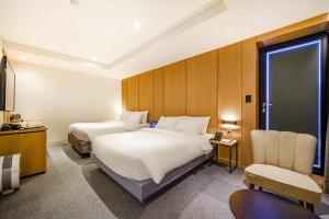 Postel nebo postele na pokoji v ubytování Haeundae The Van Hotel