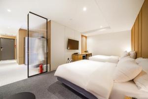 Postel nebo postele na pokoji v ubytování Haeundae The Van Hotel
