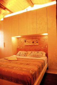 sypialnia z dużym łóżkiem w pokoju w obiekcie Ca' Spina: Sweet Home in Valpolicella w mieście SantʼAmbrogio di Valpolicella