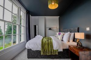 un dormitorio con una cama y una ventana en Host & Stay - Foley House Apartments, en Great Malvern 56 fotos más