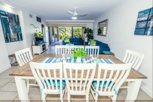 Posezení v ubytování Coral Sands - Modern, Central Three-Bedroom Poolside Unit in Stunning Agnes Water