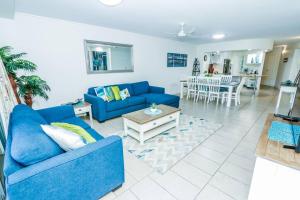 Posezení v ubytování Coral Sands - Modern, Central Three-Bedroom Poolside Unit in Stunning Agnes Water