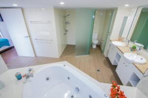 Koupelna v ubytování Coral Sands - Modern, Central Three-Bedroom Poolside Unit in Stunning Agnes Water + 23 fotografií