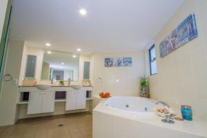 Koupelna v ubytování Coral Sands - Modern, Central Three-Bedroom Poolside Unit in Stunning Agnes Water