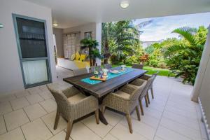 Zahrada ubytování Coral Sands - Modern, Central Three-Bedroom Poolside Unit in Stunning Agnes Water