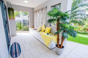 Zahrada ubytování Coral Sands - Modern, Central Three-Bedroom Poolside Unit in Stunning Agnes Water