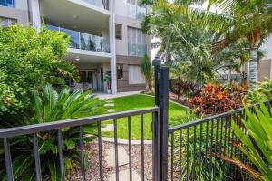 Zahrada ubytování Coral Sands - Modern, Central Three-Bedroom Poolside Unit in Stunning Agnes Water
