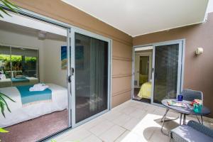 Postel nebo postele na pokoji v ubytování Coral Sands - Modern, Central Three-Bedroom Poolside Unit in Stunning Agnes Water