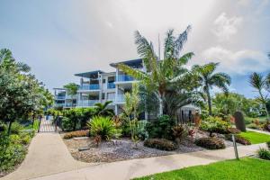 Zahrada ubytování Coral Sands - Modern, Central Three-Bedroom Poolside Unit in Stunning Agnes Water