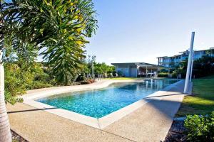 Bazén v ubytování Coral Sands - Modern, Central Three-Bedroom Poolside Unit in Stunning Agnes Water nebo v jeho okolí