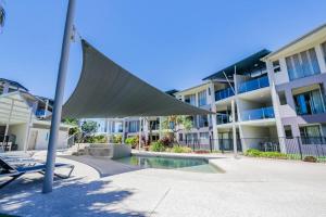 Bazén v ubytování Coral Sands - Modern, Central Three-Bedroom Poolside Unit in Stunning Agnes Water nebo v jeho okolí