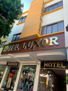 una señal de hotel en la parte delantera de un edificio en Hotel Luxor Cúcuta en Cúcuta