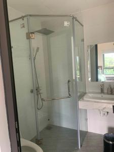 a bathroom with a shower and a toilet and a sink at Châu homestay - Mộc Châu , Sơn La in Mộc Châu
