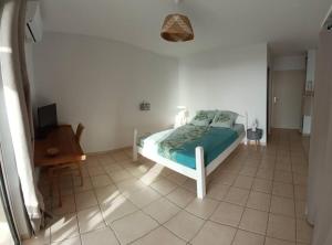 Llit o llits en una habitació de Studio vue mer panoramique, Les trois ilets Anse Mitan