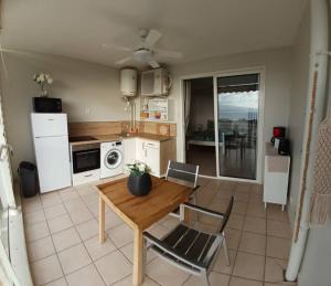 Kuchyň nebo kuchyňský kout v ubytování Studio vue mer panoramique, Les trois ilets Anse Mitan