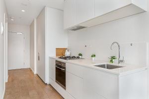 Kuchnia lub aneks kuchenny w obiekcie Sunshine CBD Apt with Stunning Views plus Pool