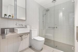 łazienka z toaletą, umywalką i prysznicem w obiekcie Sunshine CBD Apt with Stunning Views plus Pool w Melbourne