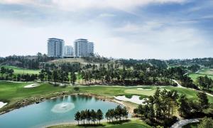 an aerial view of a golf course with a pond at The Heaven Resort in Ansan