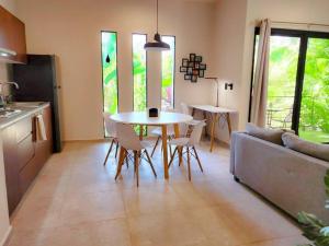 Imagen de la galería de Hobie Suite 1 Bed, Starlink WiFi, Balcony & Pool, en Bacalar