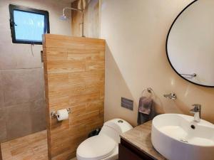 Imagen de la galería de Hobie Suite 1 Bed, Starlink WiFi, Balcony & Pool, en Bacalar